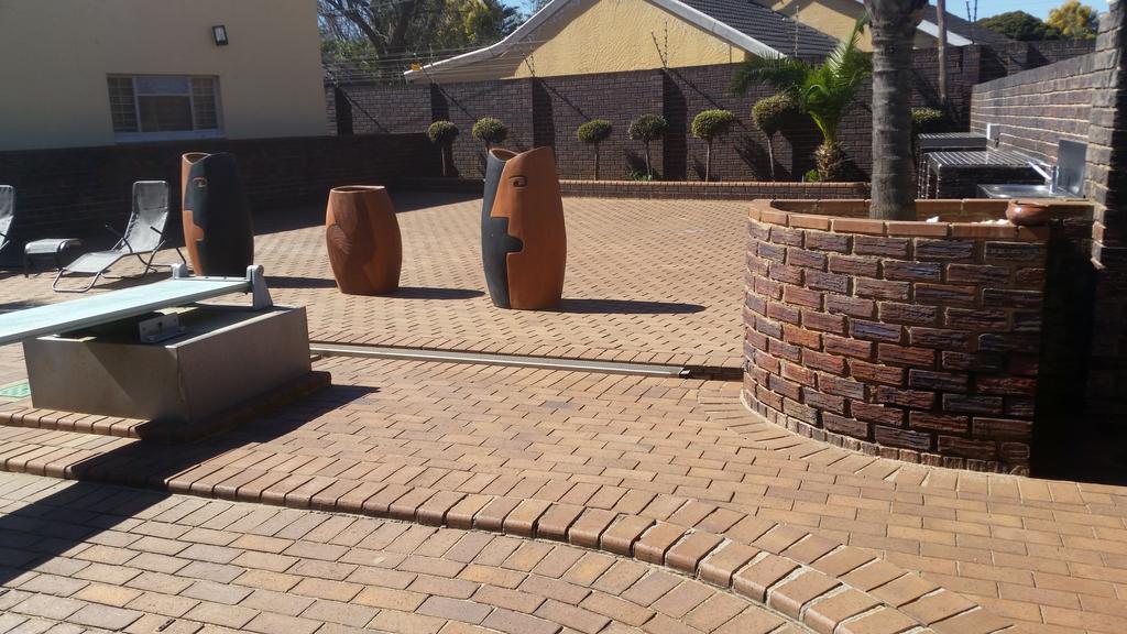 African Phoenix Guest Lodge Johannesburg Esterno foto