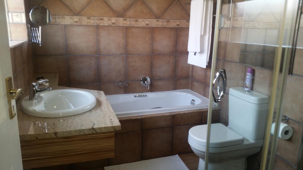 African Phoenix Guest Lodge Johannesburg Esterno foto