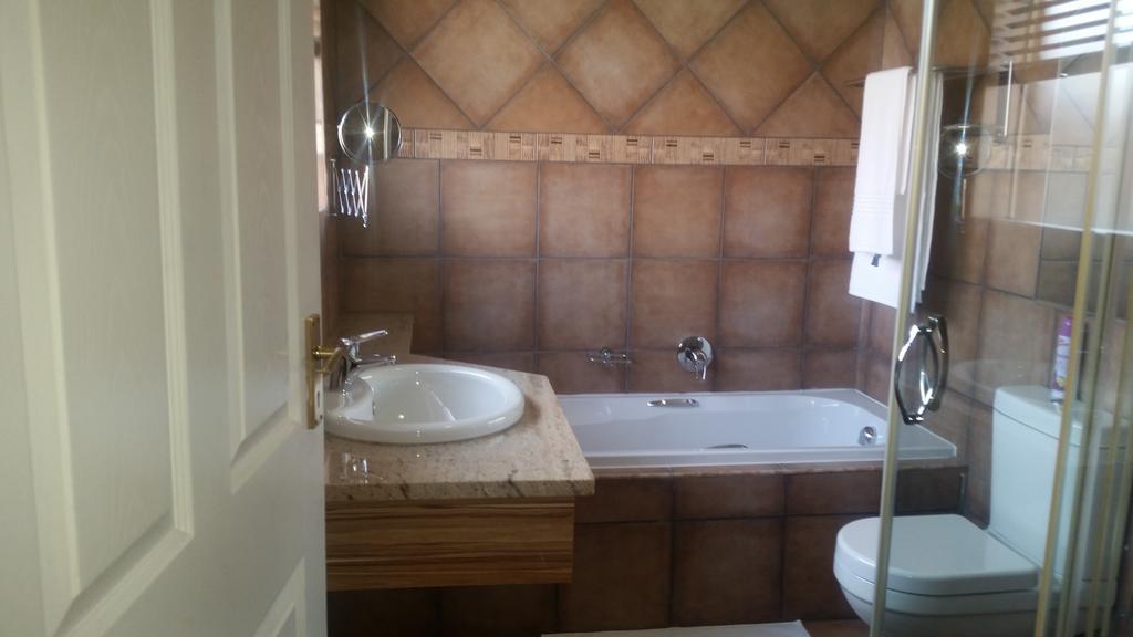 African Phoenix Guest Lodge Johannesburg Esterno foto