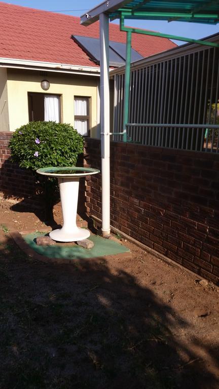 African Phoenix Guest Lodge Johannesburg Esterno foto