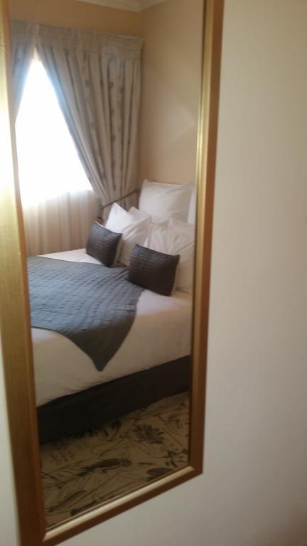 African Phoenix Guest Lodge Johannesburg Esterno foto