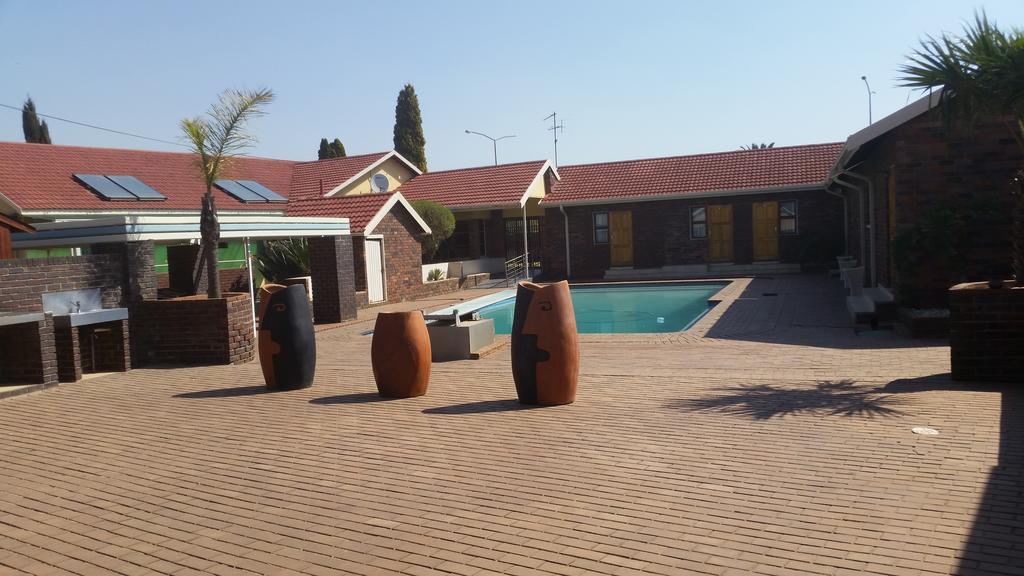 African Phoenix Guest Lodge Johannesburg Esterno foto
