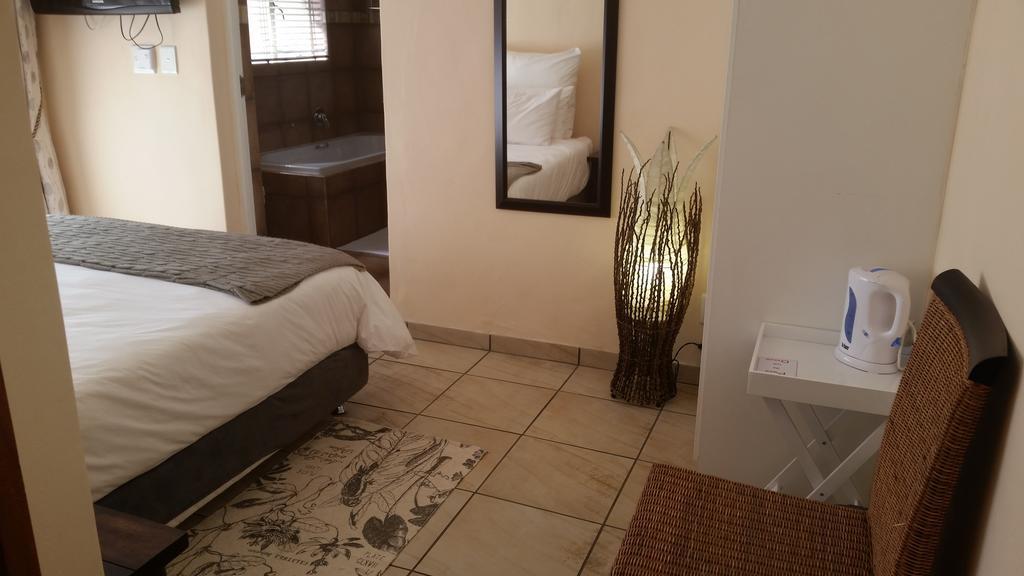 African Phoenix Guest Lodge Johannesburg Esterno foto