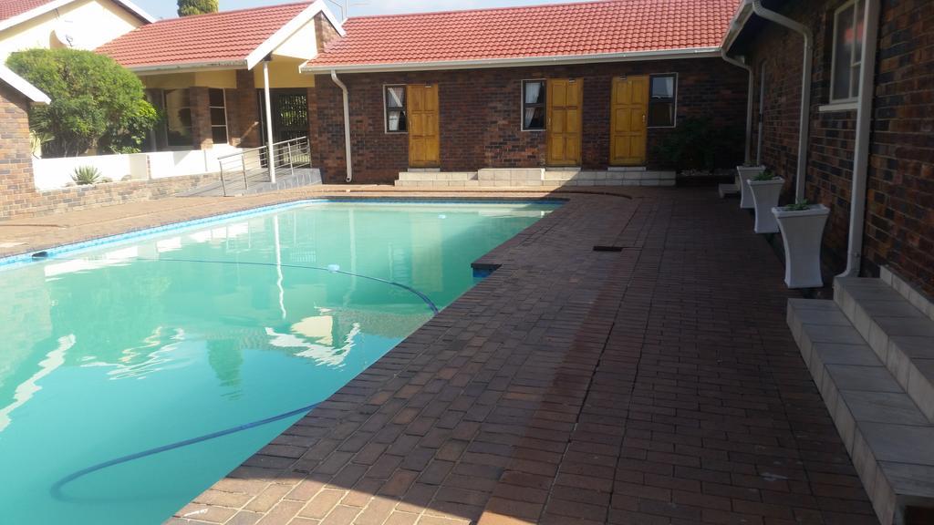 African Phoenix Guest Lodge Johannesburg Esterno foto