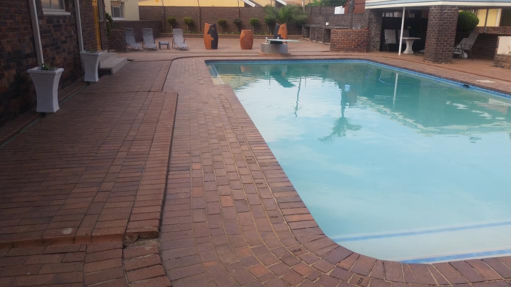 African Phoenix Guest Lodge Johannesburg Esterno foto