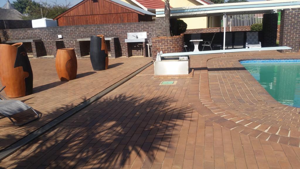 African Phoenix Guest Lodge Johannesburg Esterno foto